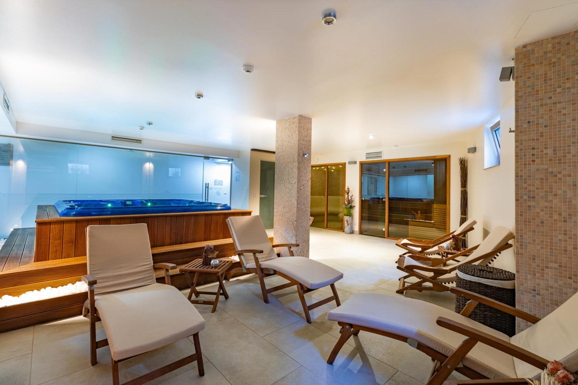 Hotel & Relax Zone Cattleya Krushuna Bagian luar foto